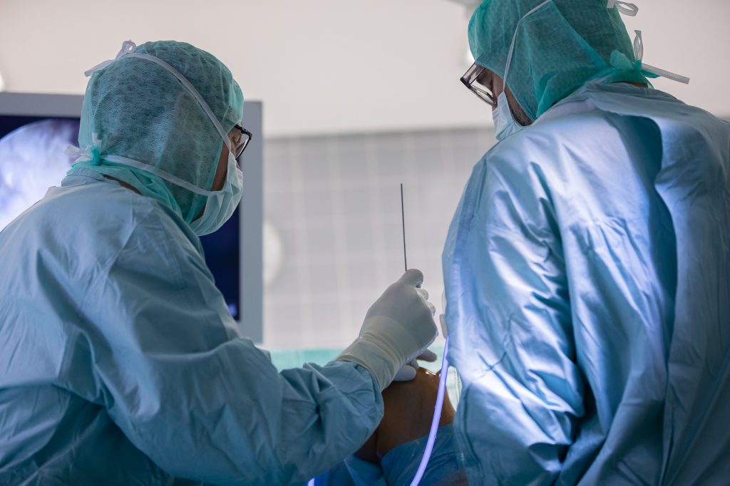 Dr. Martin Gruber während einer Knieoperation