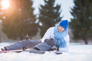 skifahrer mit knieschmerzen nach dem skifahren