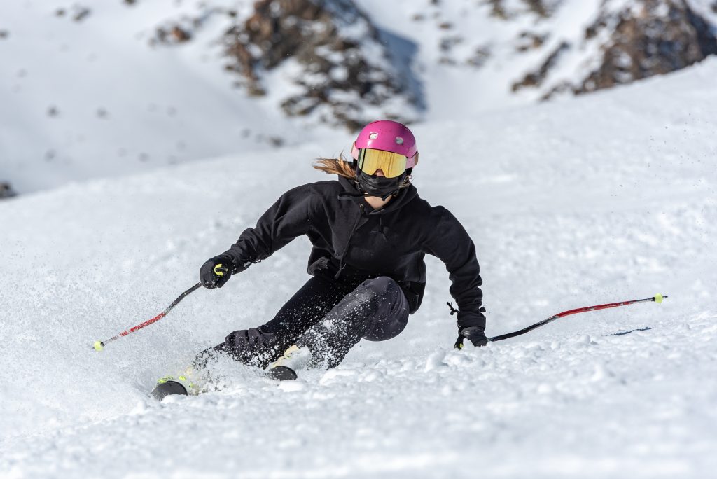 Frau bei Skiabfahrt