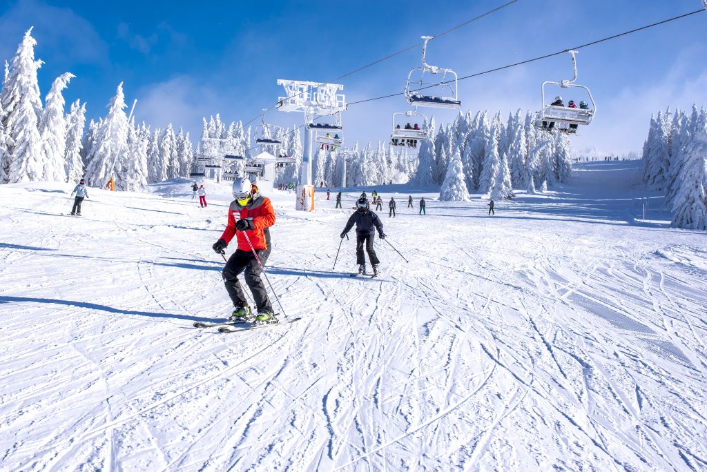 skifahrer auf skier - verletzungen beim skifahren