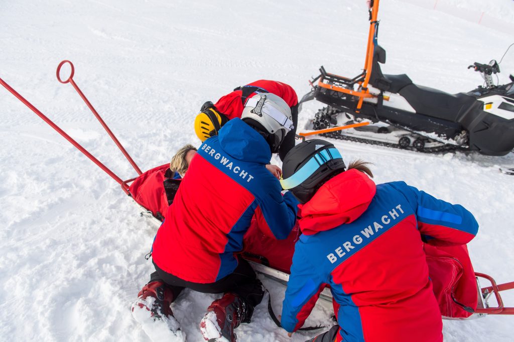 kniebandage - erste hilfe nach skiunfall