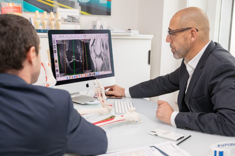 Ein Knie ist auf einem Röntgen abgebildet. Bei einer Patellaluxation kann es zu Verletzungen des Oberschenkelmuskels kommen.