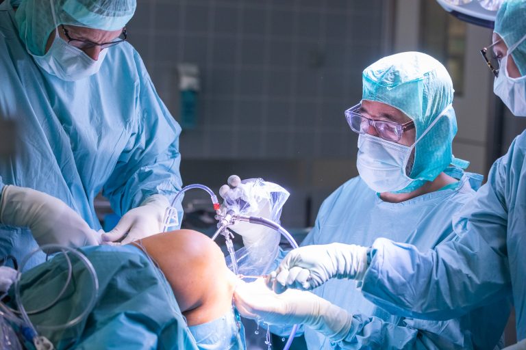 Ein Bild eines Oberschenkelknochens, andere Knochen des Beines, Oberschenkels, sowie Bänder bei einer Operation