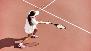 Bei einer Patellaluxation springt die Kniescheibe aus dem Gleitlager. Es kommt zu Schmerzen und Verletzungen der Muskulatur am Bein. Abgebildet ist eine betroffene Person beim Sport.